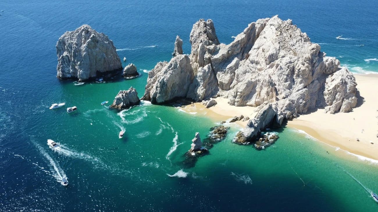 Vista aérea de la marina de Cabo San Lucas y el Arco en la punta de la Península de Baja California