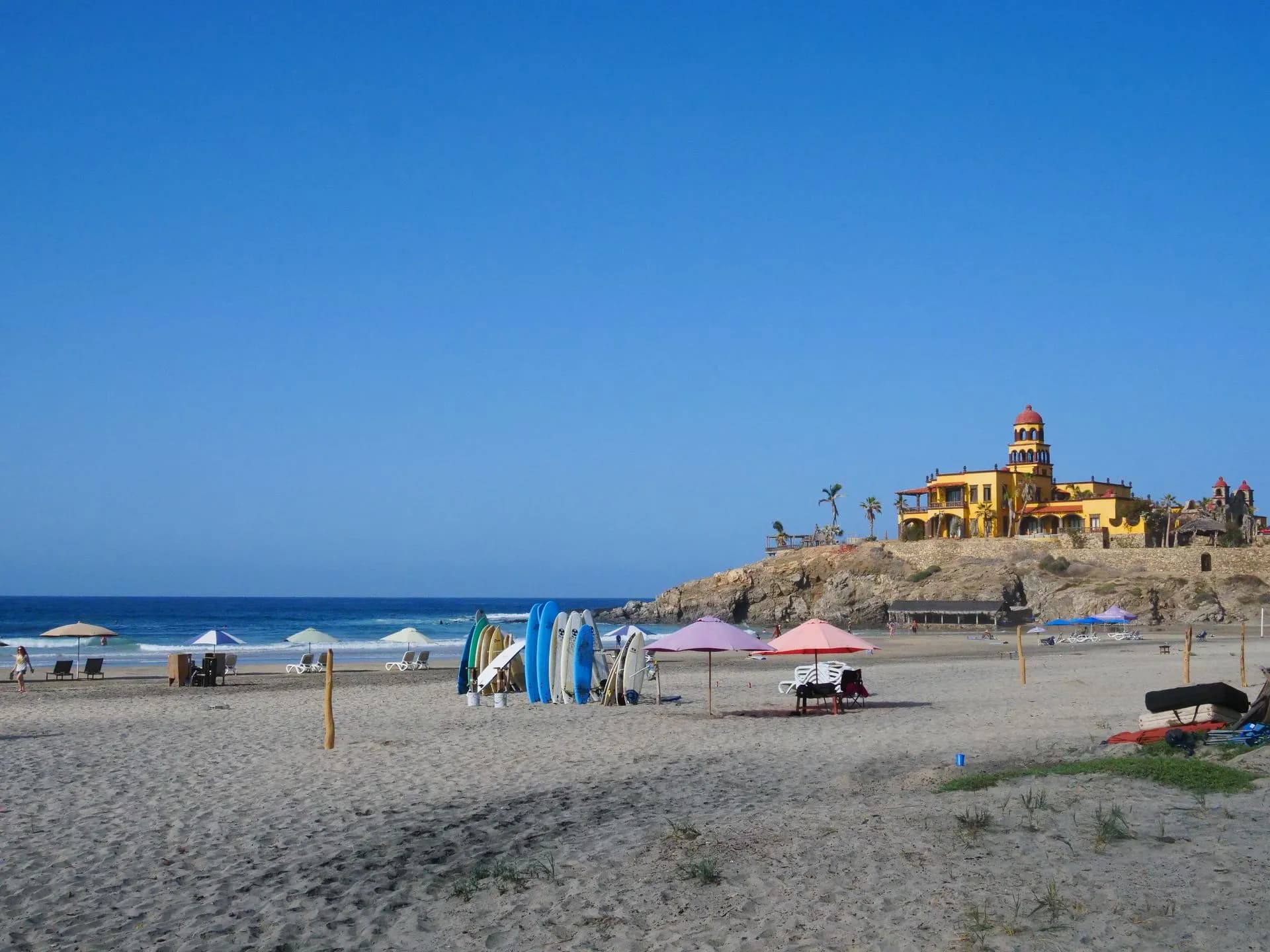 Tarde calurosa y húmeda de agosto con nubes de verano formándose sobre la costa del Pacífico cerca de Todos Santos, Baja California Sur