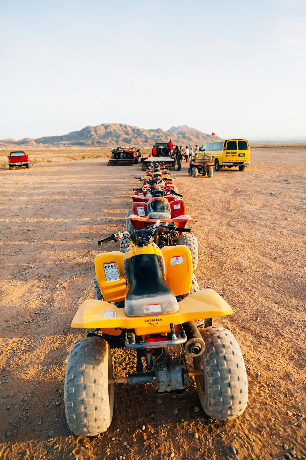 Riders en ATV en sendero por el desierto de Baja California cerca de Cabo San Lucas con el Mar de Cortés al fondo